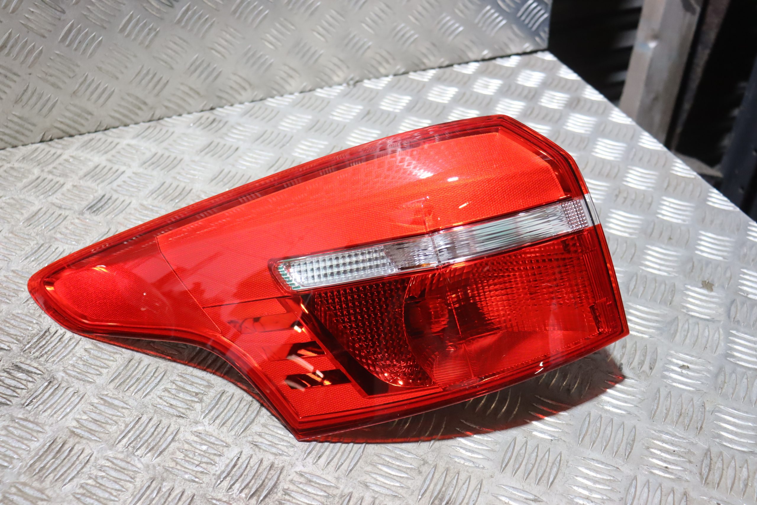 FORD FOCUS MK3 ESTATE NS REAR NON-LED OUTER TAIL LIGHT CLUSTER 2015 ...