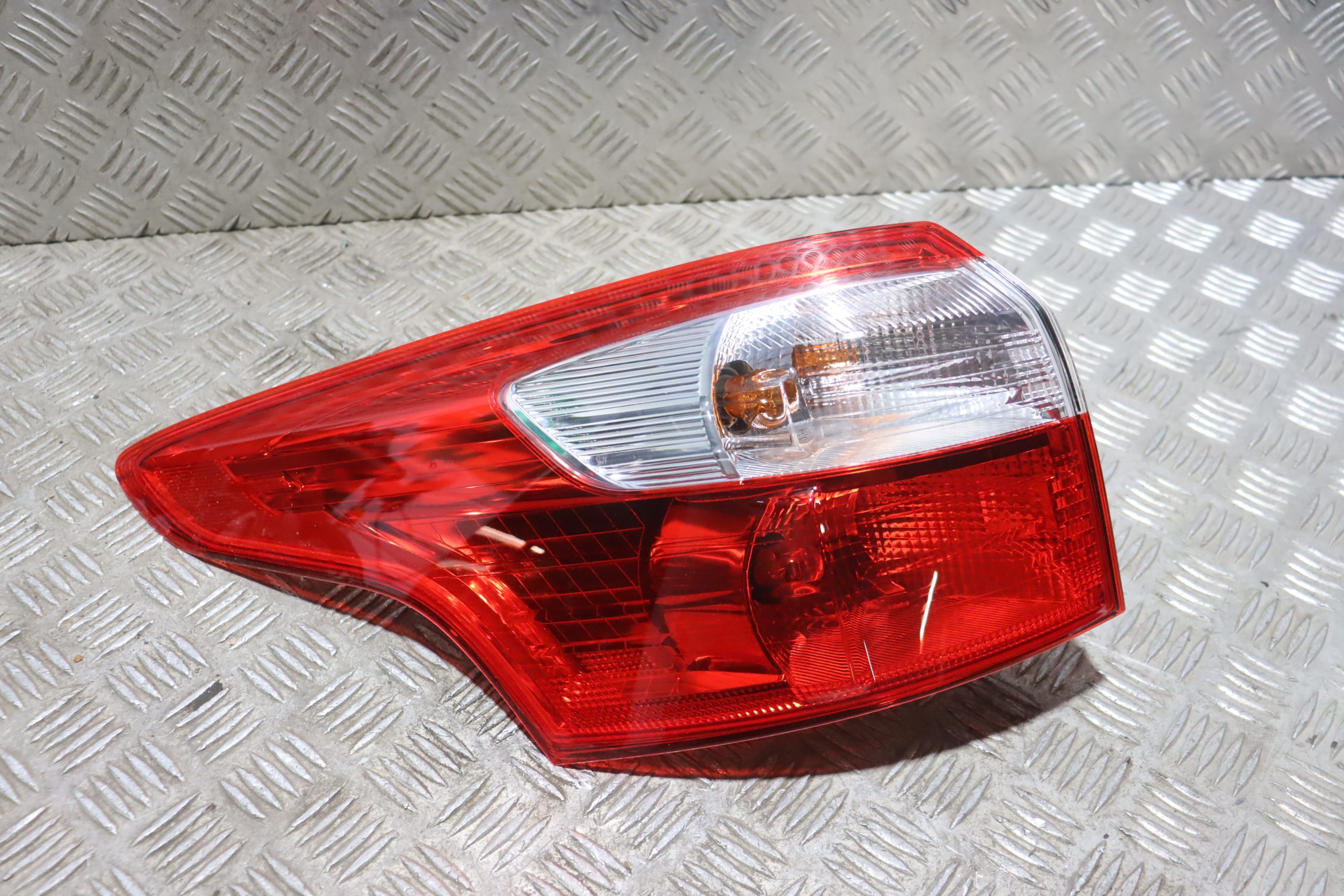 FORD FOCUS MK3 ESTATE NS REAR OUTER TAIL LIGHT CLUSTER NON LED 2011 ...