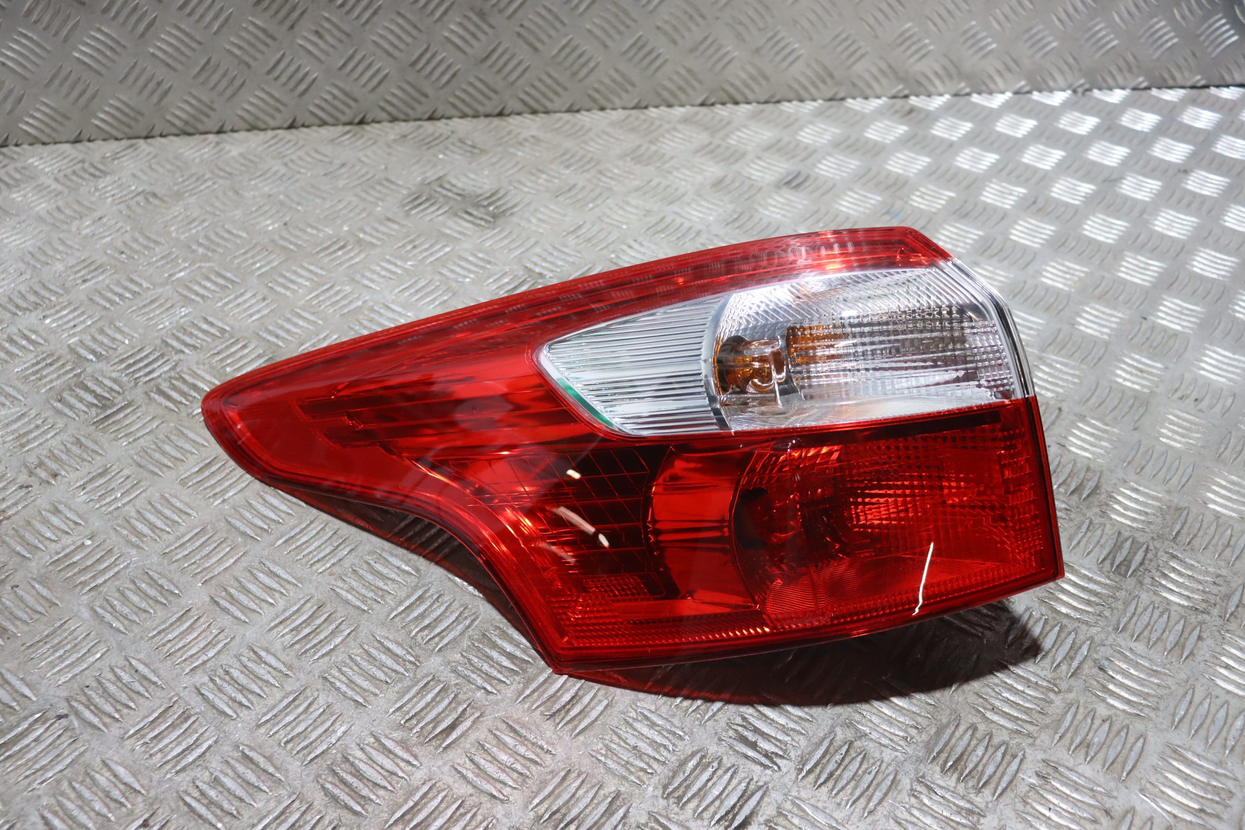 FORD FOCUS MK3 ESTATE NS REAR OUTER TAIL LIGHT CLUSTER NON LED 2011 ...